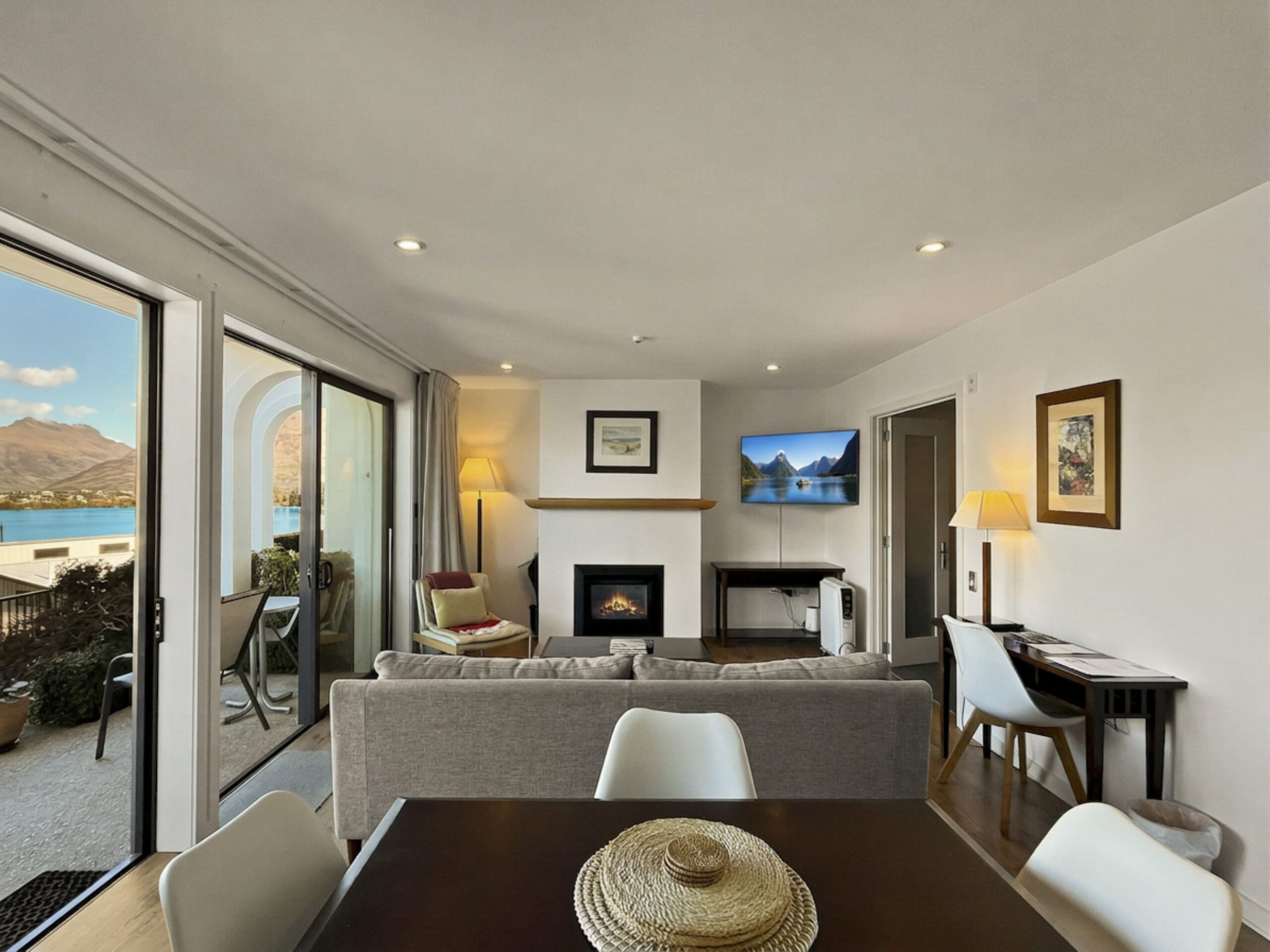 Peaceful 1 Bed Lakeview Retreat, Queenstown