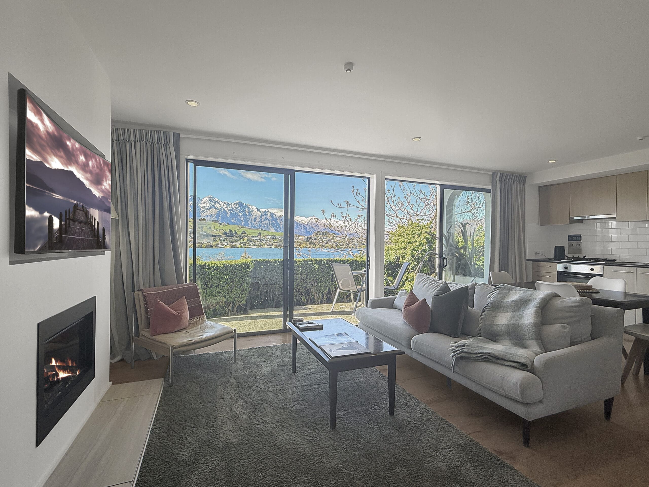 Private Genuine Lakefront Suite, Queenstown