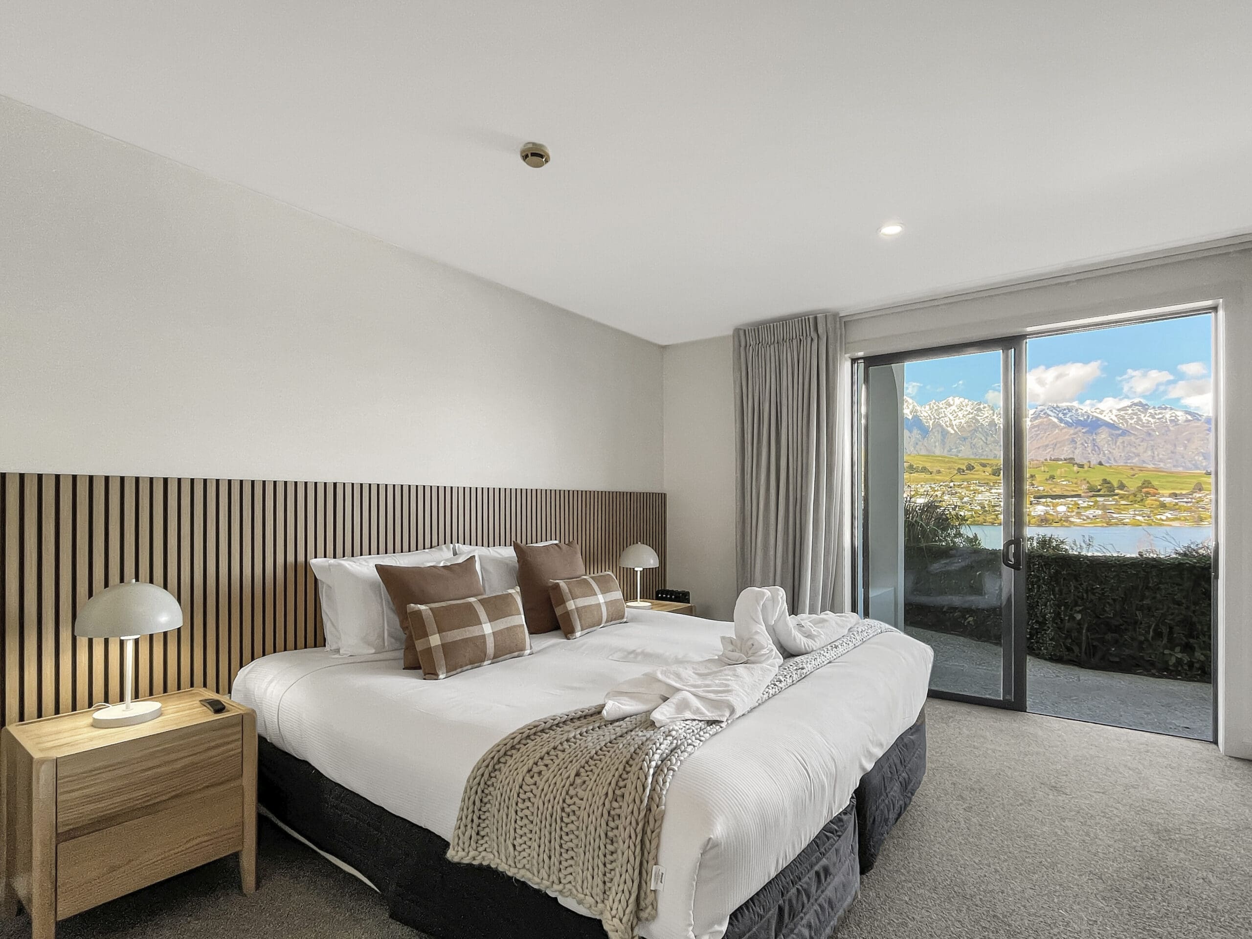 Tranquil 1 Bed Corner Suite, Lake and Mountain Views