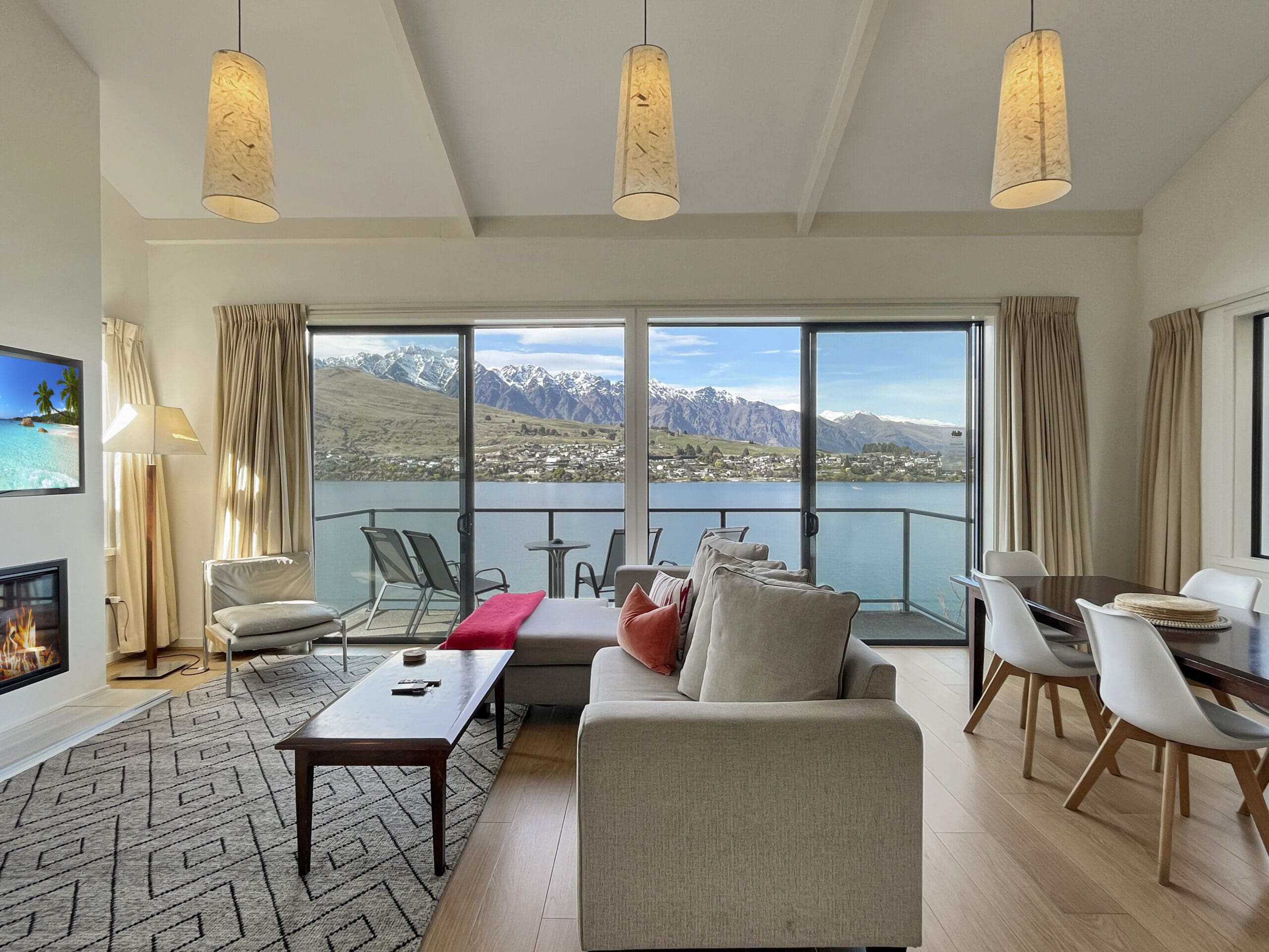 Lakefront Villa, Sleeps 6, Walk to Queenstown
